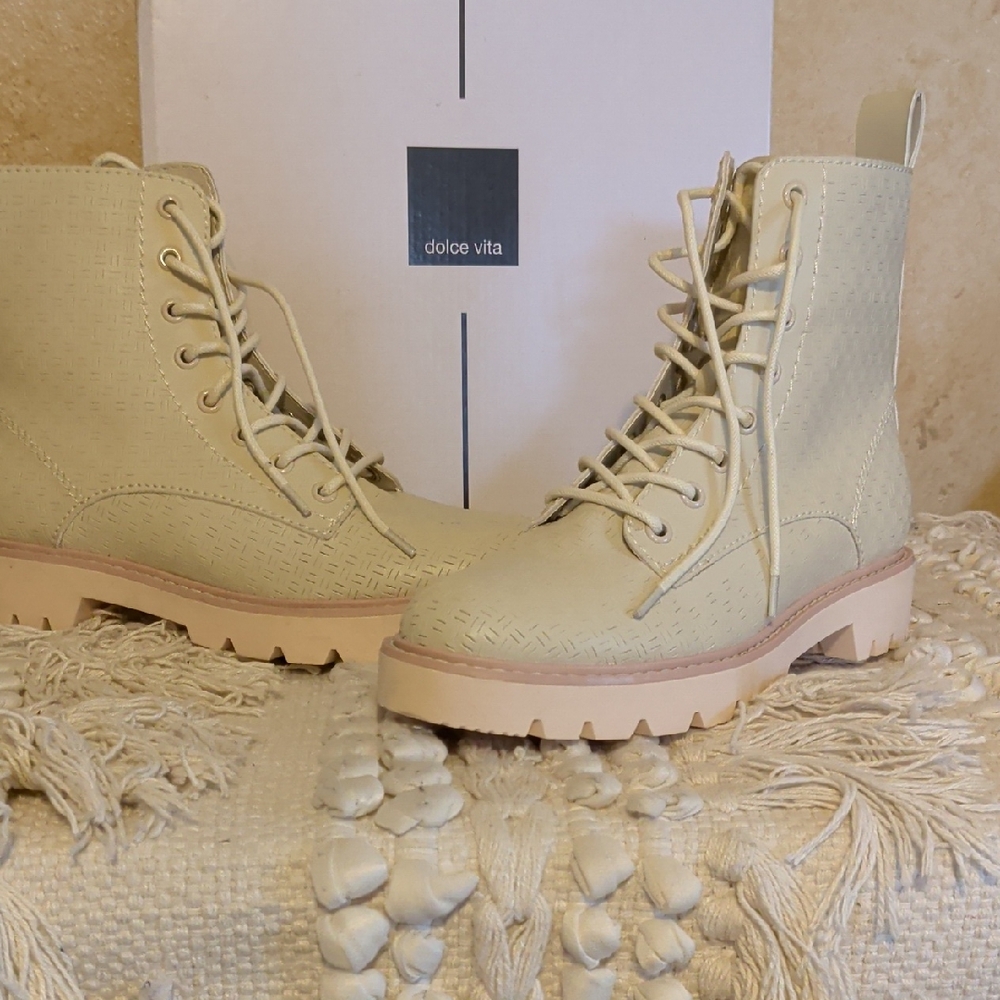 Dolce Vita New 7.5 Ivory Booties